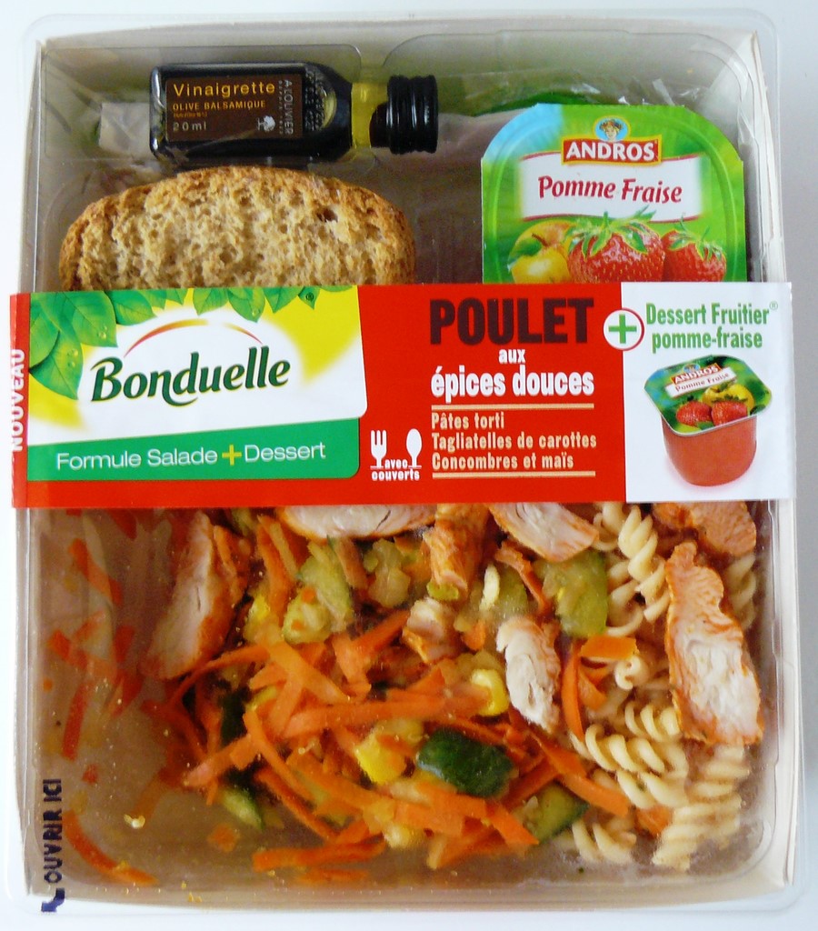 POULET AUX ÉPICES DOUTES PÂTES TORTI TAGLIATELLES DE CAROTTES CONCOMBRES ET MAÏS